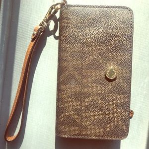 Michael Kors Wristlet (fit for iPhone 6/6s)